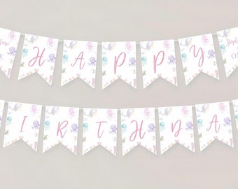 Peut inclure: Une bannière blanche et rose avec les mots "Joyeux anniversaire" et "Stephanie a 1 an" en rose. La bannière est décorée d'un motif de hippocampes, de méduses et d'étoiles de mer.