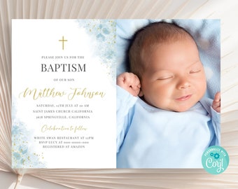 Puede incluir: Una invitación de bautismo azul y dorada con una foto de un bebé. La invitación incluye el texto "Por favor, únase a nosotros para el bautismo de nuestro hijo Matthew Johnson" y detalles sobre el evento.
