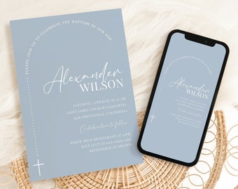 Puede incluir: Una tarjeta de invitación azul claro con texto blanco anunciando el bautizo de Alexander Wilson. La tarjeta presenta una cruz y un círculo con una línea punteada alrededor. El texto incluye la fecha, la hora y el lugar del bautizo, así como información sobre la celebración que seguirá.