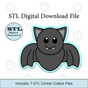 Puede incluir: Un archivo de descarga digital para 7 cortadores de galletas STL en forma de un lindo murciélago de dibujos animados con ojos grandes y una sonrisa de dientes. El murciélago es gris con alas negras y está delineado en azul claro.