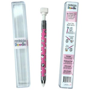 Op de afbeelding: Een roze Sprinkle Doodle applicator met een witte drukknop en een patroon met kleine voedselillustraties. Het wordt geleverd met een doorzichtige plastic opberghoes met instructies en de productnaam Sprinkle Doodle.