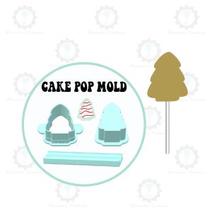 Peut inclure: Un ensemble de moules à cake pops avec le texte "CAKE POP MOLD" en noir. L'ensemble comprend un cake pop en forme d'arbre sur un bâton et plusieurs moules en plastique bleu clair en forme de sapins et un moule rectangulaire.