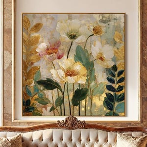 以下が含まれることがあります： 白い花と淡いピンクの花、濃い緑の葉、金箔のアクセントが描かれた正方形のキャンバス絵画。背景は、目に見える筆致とメタリックゴールドのハイライトが施された、質感のある落ち着いたニュートラルな色調で構成されています。