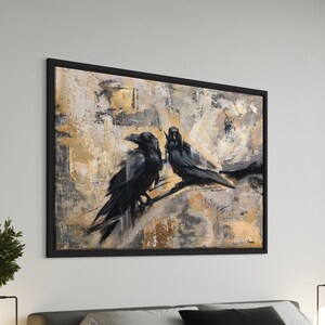 Puede incluir: Una pintura de dos cuervos negros posados en una rama sobre un fondo de pinceladas abstractas doradas y marrones.