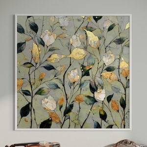 Könnte beinhalten: Quadratischer, gerahmter Kunstdruck mit floralem Design. Er zeigt weiße Blüten, goldene und grüne Blätter und dunkle Stiele vor einem gedämpften grünen Hintergrund. Das Kunstwerk hat eine strukturierte, gemalte Optik mit weißem Rahmen.