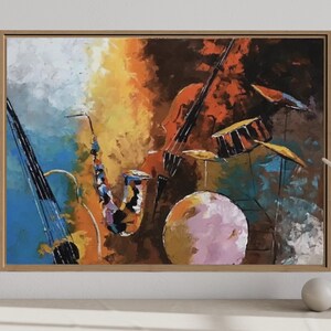 Op de afbeelding: Abstracte schildering van een muziekgroep met een saxofoon, gitaar, cello en drums. Het schilderij is gemaakt in een kleurrijke stijl met tinten blauw, geel, oranje, rood en bruin.