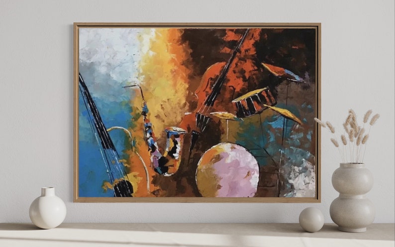 Op de afbeelding: Abstracte schildering van een muziekgroep met een saxofoon, gitaar, cello en drums. Het schilderij is gemaakt in een kleurrijke stijl met tinten blauw, geel, oranje, rood en bruin.