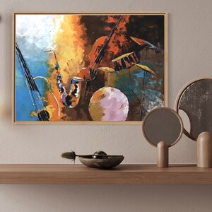 Op de afbeelding: Abstract schilderij van een saxofoon, viool en drums in een kleurrijke stijl. Het schilderij is ingelijst in een houten lijst en hangt aan een muur.
