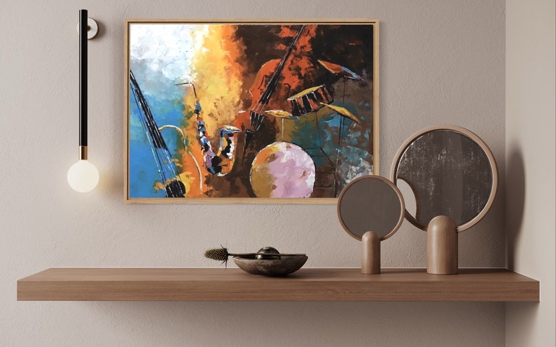 Op de afbeelding: Abstract schilderij van een saxofoon, viool en drums in een kleurrijke stijl. Het schilderij is ingelijst in een houten lijst en hangt aan een muur.