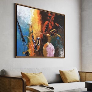 Op de afbeelding: Abstracte schilderij van muziekinstrumenten, waaronder een saxofoon, een viool en drums, in een levendig kleurenpalet van blauw, oranje, geel, rood en bruin.