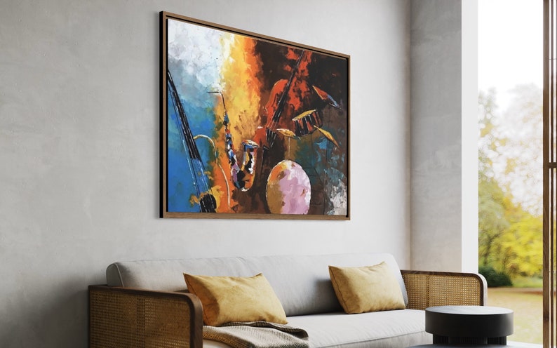 Op de afbeelding: Abstracte schilderij van muziekinstrumenten, waaronder een saxofoon, een viool en drums, in een levendig kleurenpalet van blauw, oranje, geel, rood en bruin.