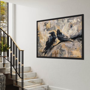 Puede incluir: Una pintura abstracta enmarcada con tres cuervos negros posados en una rama. El fondo es una mezcla de tonos beige, marr&oacute;n y gris con un dise&ntilde;o abstracto texturizado.