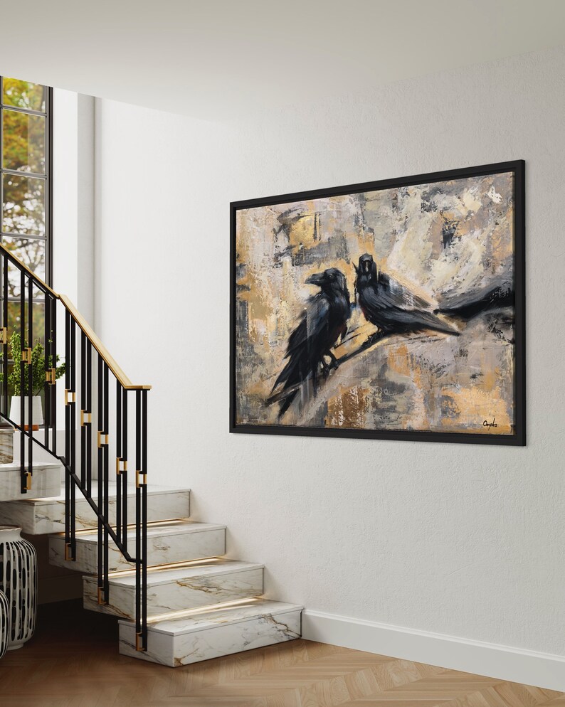 Puede incluir: Una pintura abstracta enmarcada con tres cuervos negros posados en una rama. El fondo es una mezcla de tonos beige, marr&oacute;n y gris con un dise&ntilde;o abstracto texturizado.