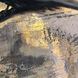Puede incluir: Pintura abstracta con pinceladas texturizadas en tonos de negro, dorado y gris.