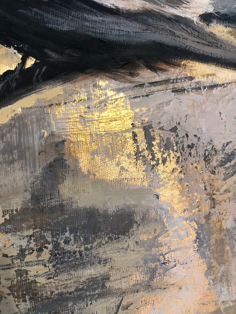 Puede incluir: Pintura abstracta con pinceladas texturizadas en tonos de negro, dorado y gris.