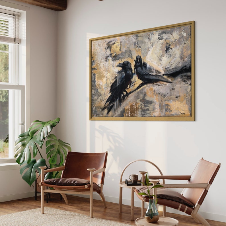 Puede incluir: Una pintura de tres cuervos negros posados en una rama contra un fondo de pinceladas abstractas en tonos dorados, marrones y blancos.