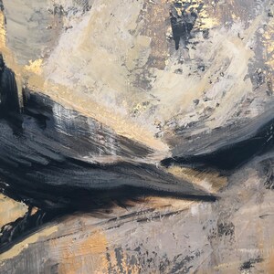 Puede incluir: Pintura abstracta con pinceladas negras, blancas y doradas. La pintura tiene una superficie texturizada y un estilo moderno.