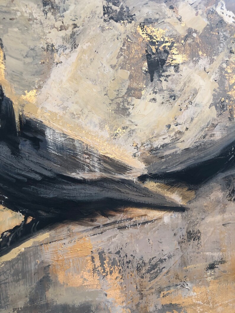 Puede incluir: Pintura abstracta con pinceladas negras, blancas y doradas. La pintura tiene una superficie texturizada y un estilo moderno.