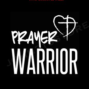 K&ouml;nnte beinhalten: Wei&szlig;er Text auf schwarzem Hintergrund lautet "Prayer Warrior" mit einem Herz, das ein Kreuz &uuml;ber dem Wort "Prayer" enth&auml;lt.