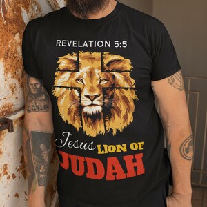 Może przedstawiać: Czarny T-shirt z grafiką głowy lwa i tekstem "Revelation 5:5 Jesus Lion of Judah".