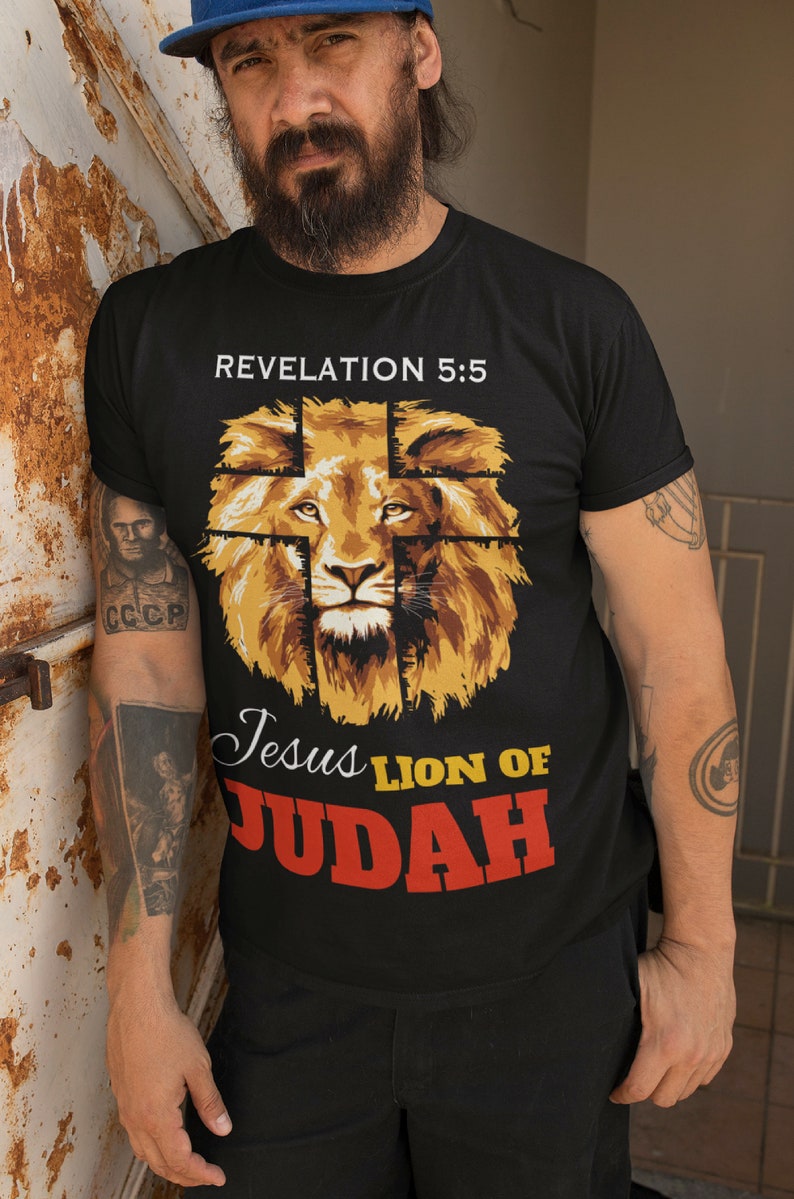 Może przedstawiać: Czarny T-shirt z grafiką głowy lwa i tekstem "Revelation 5:5 Jesus Lion of Judah".