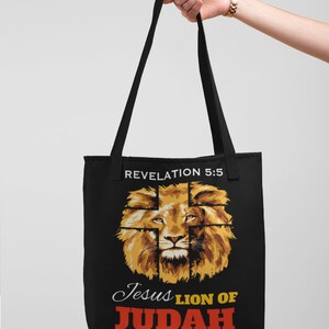Może przedstawiać: Czarna torba typu tote z grafiką lwa i tekstem "Revelation 5:5 Jesus Lion of Judah".