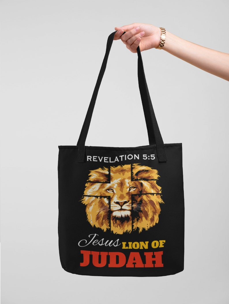 Może przedstawiać: Czarna torba typu tote z grafiką lwa i tekstem "Revelation 5:5 Jesus Lion of Judah".
