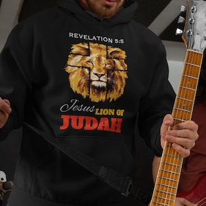Może przedstawiać: Czarna bluza z kapturem z grafiką lwa i tekstem "Revelation 5:5 Jesus Lion of Judah".