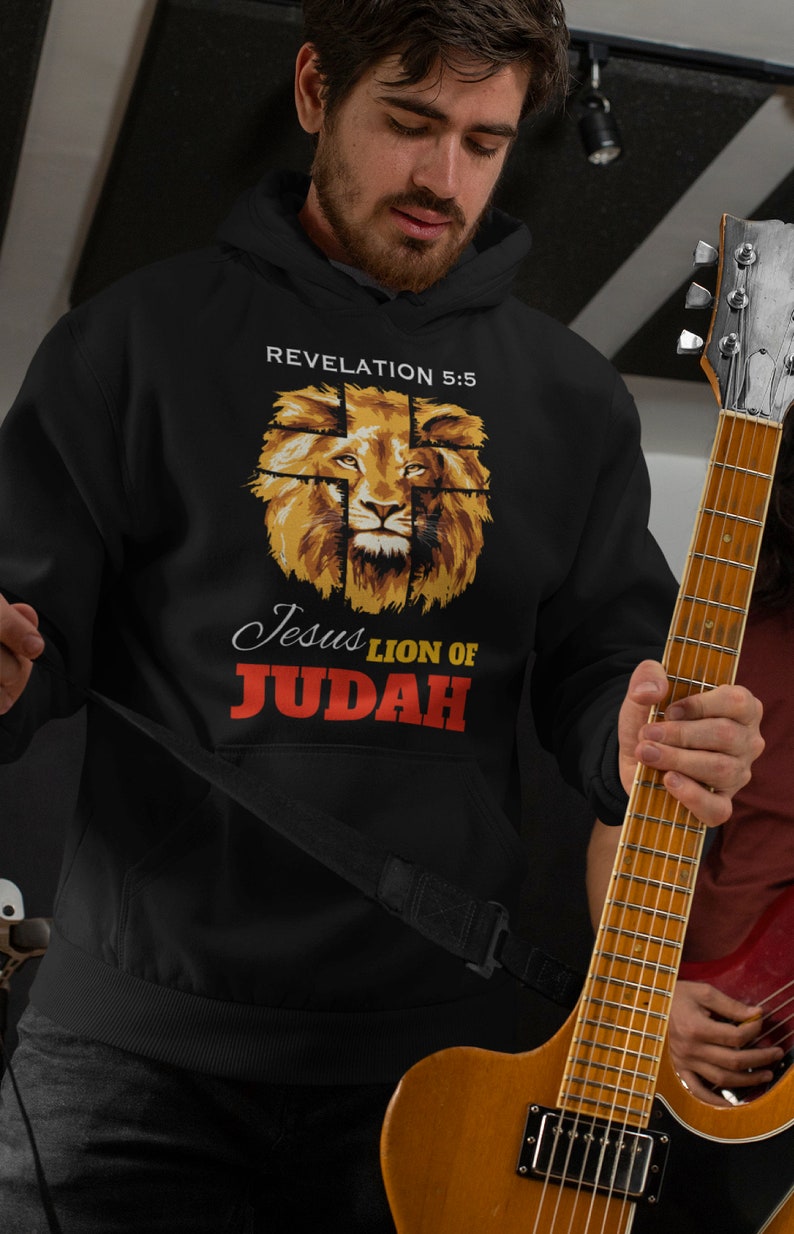 Może przedstawiać: Czarna bluza z kapturem z grafiką lwa i tekstem "Revelation 5:5 Jesus Lion of Judah".
