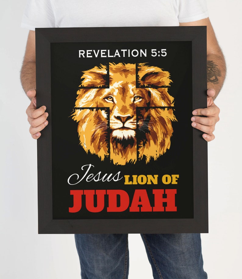 Może przedstawiać: Czarny plakat w ramie z głową lwa w środku. Głowa lwa jest otoczona krzyżem. Tekst "Revelation 5:5" znajduje się na g&oacute;rze plakatu. Tekst "Jesus Lion of Judah" znajduje się na dole plakatu.