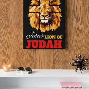 Może przedstawiać: Czarny wydruk na pł&oacute;tnie z głową złotego lwa, na kt&oacute;rej nałożony jest krzyż. Tekst "Revelation 5:5 Jesus Lion of Judah" jest napisany białymi i czerwonymi literami pod lwem.
