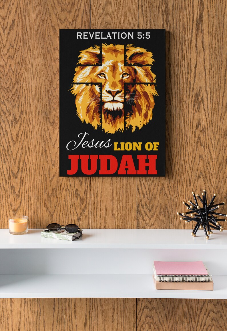Może przedstawiać: Czarny wydruk na pł&oacute;tnie z głową złotego lwa, na kt&oacute;rej nałożony jest krzyż. Tekst "Revelation 5:5 Jesus Lion of Judah" jest napisany białymi i czerwonymi literami pod lwem.