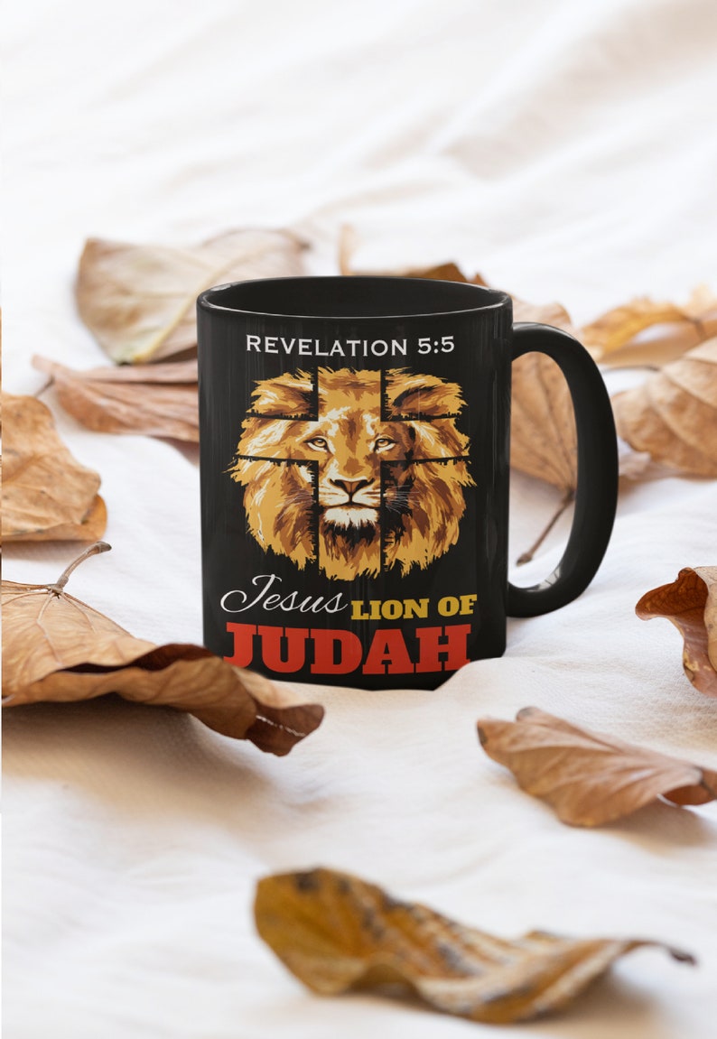 Może przedstawiać: Czarny kubek ceramiczny z grafiką głowy lwa i tekstem "Revelation 5:5 Jesus Lion of Judah".