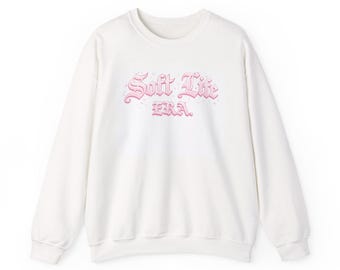 Sudadera Era en color lila suave / cuello redondo blanco, texto gótico rosa