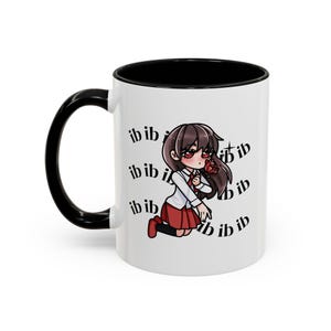 Puede incluir: Taza de cerámica blanca con interior y asa negros. La taza presenta una ilustración de dibujos animados de un personaje de estilo anime arrodillado con uniforme escolar, sosteniendo una rosa. El texto "ib ib" se repite alrededor del personaje.