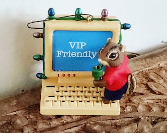 Vintage 1990s Hallmark VIP amigable chipmunk ordenador ornamento de Navidad