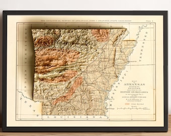 Könnte beinhalten: Eine Vintage-Karte von Arkansas, die die verschiedenen Regionen des Bundesstaates zeigt. Die Karte trägt den Titel "Karte von Arkansas, die die verschiedenen Regionen zur Begleitung von Band 1 des Jahresberichts 1909 zeigt." Die Karte ist in braunen, grünen und gelben Tönen gedruckt.