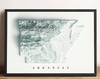 Könnte beinhalten: Ein schwarzer gerahmter Druck einer topografischen Karte von Arkansas. Die Karte ist in Blautönen und Weiß gehalten, mit dem Staatsnamen in Schwarz unten.