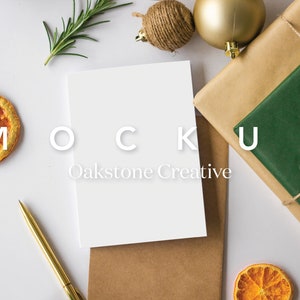 Moderne kerstkaart mockup, rustieke feestdagen wenskaart, natuurlijke elementen mockup, 5x7 kaart mockup, lege wenskaart Xmas