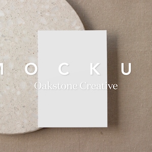 Mockup di biglietto contemporaneo • Biglietto vuoto • Biglietto di nozze • Mockup in stile neutro • Mockup di biglietto 5x7 • Mockup naturale • PSD di biglietto di auguri