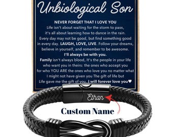 Può includere: Un braccialetto in pelle intrecciata nera con chiusura in acciaio inossidabile. Il braccialetto presenta un design a simbolo infinito e include il testo "Custom Name". Una carta sullo sfondo recita "To My Unbiological Son" con un messaggio d'amore.