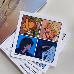 Könnte beinhalten: Quadratischer Kunstdruck mit vier Paneelen stilisierter Illustrationen. Der Druck enthält den Text "BIG BANG" und koreanischen Text. Das Kunstwerk verwendet Blau-, Orange- und Brauntöne. Mehrere Drucke sind auf einer weißen Oberfläche gestapelt.