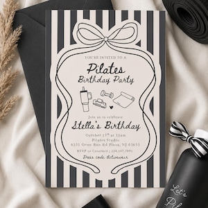 Puede incluir: Una invitaci&oacute;n a una fiesta de cumplea&ntilde;os de Pilates con un fondo a rayas blancas y negras. La invitaci&oacute;n incluye el texto "Est&aacute;s invitado a una fiesta de cumplea&ntilde;os de Pilates" y "Cumplea&ntilde;os de Stella". Tambi&eacute;n se ve una botella de agua negra con "Let's Pilates".