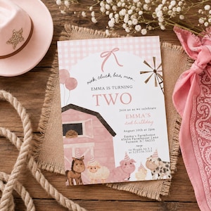 Op de afbeelding: Een rechthoekige verjaardagsuitnodigingskaart met een roze gingham achtergrond, een aquarel boerderij en boerderijdieren met feesthoedjes. De tekst luidt: oink, cluck, baa, moo... EMMA IS TURNING TWO, Emma's 2nd birthday, August 10th at 2pm, Emma's Farmhouse 45654 Farmhouse Lane Farmtw, P. 56235, rsvp to Megan by 5.2 at 523.256.3223.