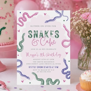 Peut inclure: Scène de fête d'anniversaire avec gâteau, cupcakes et invitation. L'invitation indique "Snakes & Cake" et les détails de l'anniversaire de Maggie. Le gâteau est décoré de glaçage en forme de serpent.