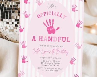 Fille officiellement une poignée d'invitation pour 5e anniversaire, 5e anniversaire de fille, je suis une poignée d'invitation d'anniversaire, une poignée, modèle modifiable 597A