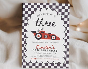 Invitación de cumpleaños "¡No me puedes atrapar, tengo tres años!", plantilla editable, fiesta temática de coches de carreras clásicos, coches de carreras, cumpleaños de coches de carreras, 3 años, 708C