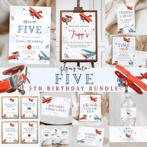 Op de afbeelding: Een verzameling feestdecoraties met een vliegtuigthema. Inclusief uitnodigingen, een welkomstbord en labels. Het thema is "Flying into Five" met illustraties van rode en blauwe vliegtuigen.