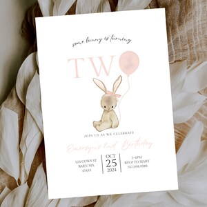 Invitation minimaliste rose de jour d'anniversaire de lapin de Pâques, fille quelques invitation d'anniversaire de lapin, 2e anniversaire de printemps, modèle imprimable 023E