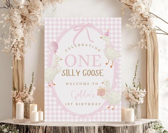 Letrero de bienvenida de cumpleaños de One Silly Goose, letrero imprimible rosa editable para el primer cumpleaños de niña, letrero de bienvenida con lazos coquetos para el primer cumpleaños de Goose 808WS